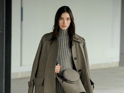 10 Koleksi Victoria Beckham Untuk Musim Gugur 2022, Bergaya Elegan