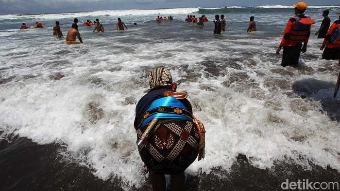 Kraton Ngayogyakarto Hadiningrat menggelar prosesi labuhan alit di Pantai Parangkusumo, Bantul. Acara itu untuk memperingati bertahtanya Sri Sultan Hamengku Buwono X.