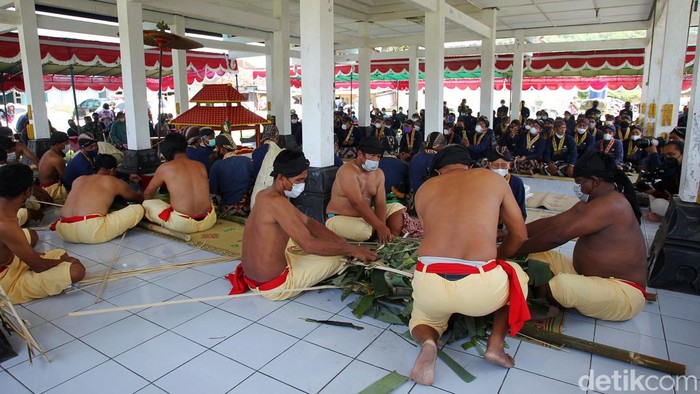 Kraton Ngayogyakarto Hadiningrat menggelar prosesi labuhan alit di Pantai Parangkusumo, Bantul. Acara itu untuk memperingati bertahtanya Sri Sultan Hamengku Buwono X.