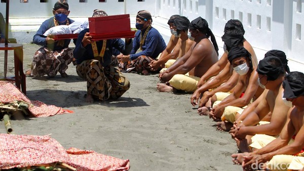 Ritual ini digelar setiap tanggal 30 bulan Rajab dalam kalender Jawa.
