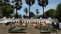 Setelah doa bersama dipimpin abdi dalem juru kunci Parangkusumo, rombongan kemudian menuju pinggir pantai.
