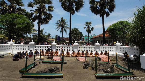 Setelah doa bersama dipimpin abdi dalem juru kunci Parangkusumo, rombongan kemudian menuju pinggir pantai. Setelah doa bersama dipimpin abdi dalem juru kunci Parangkusumo, rombongan kemudian menuju pinggir pantai.