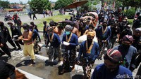Ubo rampe Labuhan Alit itu terdiri dari pengajeng, pendherek lorodan agem Dalem Sultan dan lorodhan. Termasuk di dalamnya adalah potongan kuku atau kenoko dan potongan rambut atau rikmo Ngarso Dalem.