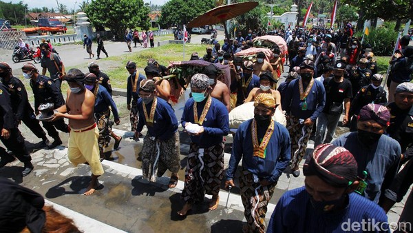 Ubo rampe Labuhan Alit itu terdiri dari pengajeng, pendherek lorodan agem Dalem Sultan dan lorodhan. Termasuk di dalamnya adalah potongan kuku atau kenoko dan potongan rambut atau rikmo Ngarso Dalem. Ubo rampe Labuhan Alit itu terdiri dari pengajeng, pendherek lorodan agem Dalem Sultan dan lorodhan. Termasuk di dalamnya adalah potongan kuku atau kenoko dan potongan rambut atau rikmo Ngarso Dalem.