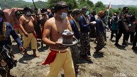 Bunga kering sisa jamasan pusaka Keraton Jogja selama setahun juga menjadi ubo rampe yang akan dilabuh.