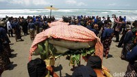 Rombongan abdi dalem yang menggotong ubo rampe tiba di Pantai Parangkusumo.