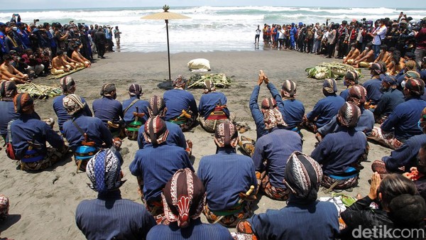Sebelum dilarung, ubo rampe kembali didoakan di tepi Pantai Parangkusumo oleh Abdi Dalem.