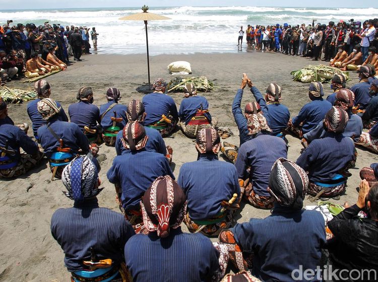 Kraton Yogya Gelar Labuhan Alit Peringati Bertahtanya Sultan HB X