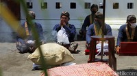 Abdi dalem Kraton Yogyakarta mendoakan ubo rampe yang akan dilarung di Pantai Parangkusumo, Bantul.