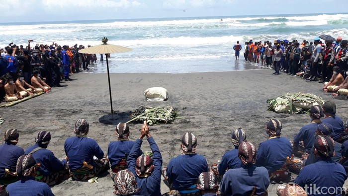 Labuhan dalem labuhan patuh peringatan Jumenengan Sri Sultan HB X di Pantai Parangkusumo, Jumat (4/3/2022)