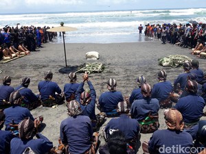 Peringatan Jumenengan Sultan HB X, Keraton Gelar Labuhan di Parangkusumo