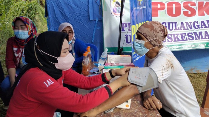 Warga terdampak pergerakan tanah di Cikulur, Lebak, sedang diperiksa di fasilitas kesehatan pengungsian, Jumat (4/3/2022).