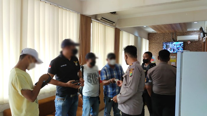 Lima orang debt collector di Depok dibawa ke kantor polisi gegara tarik mobil kreditan di jalanan