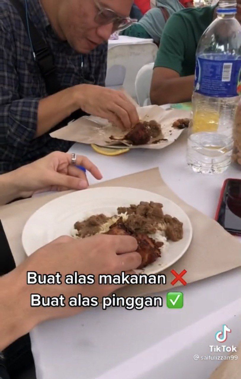 Datang ke Kondangan, Pria Ini Lakukan Hal Kocak Saat Makan
