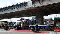 Sejumlah alat berat masih melakukan penataan di bawah flyover ini.
