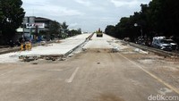Pembangunan flyover ini untuk mengatasi macet di kawasan tersebut.