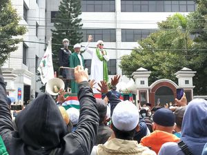 Orasi Berapi-api Menantu Rizieq saat Demo Tolak Aturan Toa Masjid