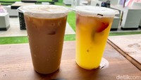 Untuk minuman di sini, kamu bisa coba es teh tarik dan Es Pocong yang asam segar. Es ini dibuat dari paduan jeruk nipis, stroberi, dan leci. Segarnya Es Pocong mampu membilas mulut usai kena serangan rasa pedas. 