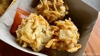 Ke Mie Gacoan tak lengkap tanpa cicip dimsum-nya. Udang Rambutan seperti bola udang dengan balutan adonan renyah di sekelilingnya.