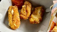 Udang Keju mirip seperti tekstur nugget, namun lebih kenyal dan padat isian. Di dalamnya ada isian keju mozarella yang meleleh, lembut, dan mulur. Dimsum goreng ini nikmat, apalagi dicocol saus asam manis.