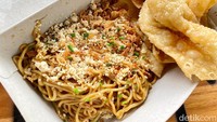Mie Gacoan juga salah satu gerai restoran mie pedas yang populer di Indonesia. Level pedas dari racikan mie dengan taburan ayam cincang gurih ini dari 0-8. Seporsi Mie Gacoan mulai dari harga Rp 9.500 - Rp 10.500 saja. Foto: detikfood