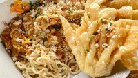 Mie Setan level 6 cocok untuk penggemar pedas. Mie original yang dibuat tanpa kecap ini diberi limpahan sambal rawit segar. Jumlahnya banyak dan mengumpul di pojok kemasan.