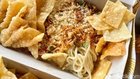 Mie Angel adalah pilihan paling aman karena tidak pedas sama sekali. Mie dilengkapi taburan ayam cincang, 2 pangsit besar, dan pangsit kecil-kecil.