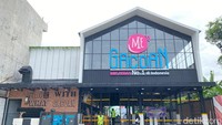 Di Depok, Mie Gacoan berlokasi tidak jauh dari Geprek Bensu di Jalan Margonda Raya Nomor 23. Bangunan Mie Gacoan yang luas dengan penanda besar berwarna-warni membuat gerainya mudah dikenali.