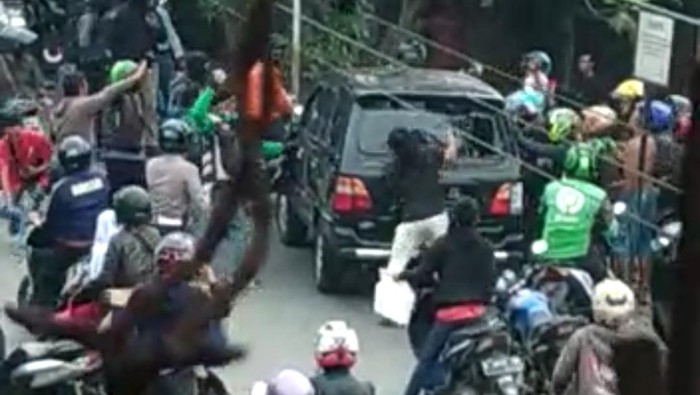 Mobil dirusak massa usai tabrak sejumlah pengendara.