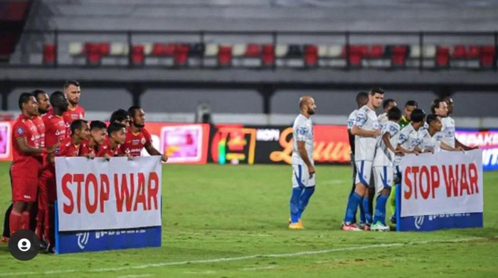 Mohammed Rashid saat tak mengikuti foto bersama.