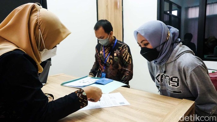 Momen Angelina Sondakh Wajib Lapor di Balai Pemasyarakatan Angelina Sondakh bebas dari penjara. Sehari setelah bebas, Angelina Sondakh langsung mendatangi Balai Pemasyarakaran (Bapas) untuk wajib lapor.