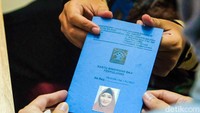 Angelina Sondakh menerima kartu bimbingan dan penyuluhan.