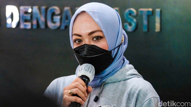 Sudah jatuh tertimpa tangga pula. Setidaknya begitu yang dialami Angelina Sondakh. Suaminya, Adjie Massaid meninggal pada 5 Februari 2011 saat Angelina sedang mengandung anak kedua. Tiga hari kemudian, ia mengalami keguguran. (Foto: Andhika Prasetia/detikcom)