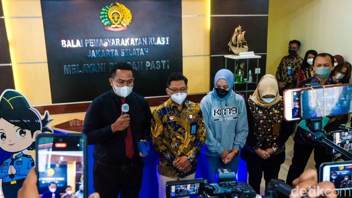 Momen Angelina Sondakh Wajib Lapor di Balai Pemasyarakatan Angelina Sondakh bebas dari penjara. Sehari setelah bebas, Angelina Sondakh langsung mendatangi Balai Pemasyarakaran (Bapas) untuk wajib lapor.