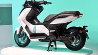 Performa motor ini setara 125 cc. Secara dimensi motor listrik Yamaha E01 ini memiliki ukuran panjang 1.960 mm x lebar 810 mm, tinggi 1.190 mm. Sebagai pembanding, Yamaha Nmax terbaru memiliki panjang 1.935 mm, lebar 740 mm dan tinggi 1.160 mm. Kalau lihat dimensinya, cocok buat lawan PCX Electric ya? Foto: Yamaha