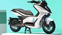 E01 punya sedikit kemiripan dengan Yamaha Nmax, misalnya lekukan bodi yang gambot serta pada bagian kaki-kaki yang bongsor. Tapi buritan desainnya lebih lancip dan terlihat futuristik. Tapi motor ini hanya dijual untuk konsumen fleet untuk keperluan studi. Foto: Yamaha