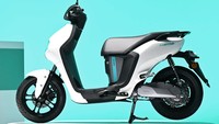 Di atas kertas Yamaha E01 memiliki ukuran panjang 1.800 mm, lebar 690 mm, dan tinggi 1.200 mm. Skuter listrik ini tentunya lebih ringan dari E02 dan memiliki fitur swap battery. Motor ini akan dirilis untuk publik dalam beberapa minggu ke depan. Foto: Yamaha
