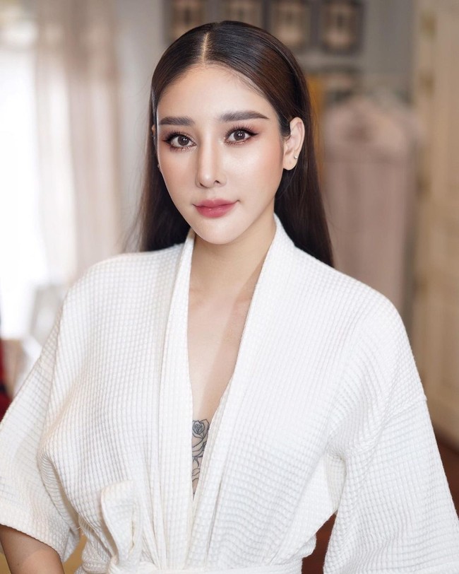 Ibu Tangmo mengungkap bahwa berdasarkan percakapan di aplikasi pesan anaknya telah diserang secara fisik dan mental. Dikatakan awalnya malam itu ia hanya tahu akan makan malam tapi ternyata tidak. Diduga jika Tangmo bisa saja terlibat prostitusi sampai dipaksa naik speedboat yang dikendarai orang amater. Hingga kini kasus kematian Tangmo masih diselidiki polisi.Foto: Instagram @melonp.official