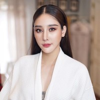 Ibu Tangmo mengungkap bahwa berdasarkan percakapan di aplikasi pesan anaknya telah diserang secara fisik dan mental. Dikatakan awalnya malam itu ia hanya tahu akan makan malam tapi ternyata tidak. Diduga jika Tangmo bisa saja terlibat prostitusi sampai dipaksa naik speedboat yang dikendarai orang amater. Hingga kini kasus kematian Tangmo masih diselidiki polisi.Foto: Instagram @melonp.official