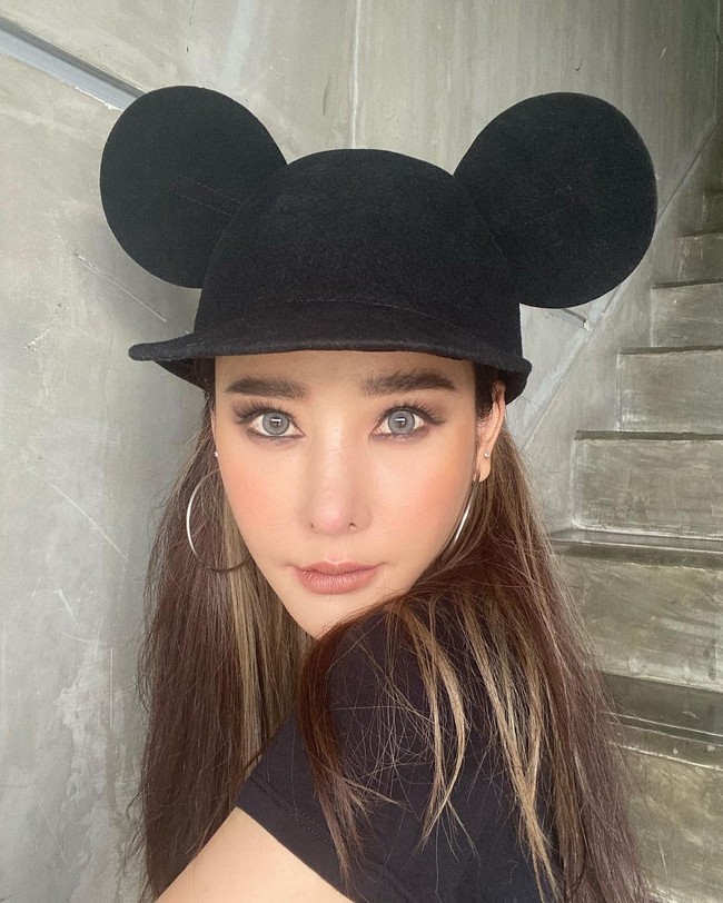 Ibu Tangmo sendiri menilai jika ada yang salah dengan kepergian putrinya karena Tangmo pintar berenang. Sejumlah netizen pun mengomentari bahwa foto Instagram yang menunjukkan Tangmo sedang berenang kini dihapus. Sang ibu juga merasa aneh jika anaknya yang seorang selebriti memilih untuk kencing sembarangan.Foto: Instagram @melonp.official