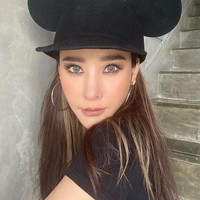 Ibu Tangmo sendiri menilai jika ada yang salah dengan kepergian putrinya karena Tangmo pintar berenang. Sejumlah netizen pun mengomentari bahwa foto Instagram yang menunjukkan Tangmo sedang berenang kini dihapus. Sang ibu juga merasa aneh jika anaknya yang seorang selebriti memilih untuk kencing sembarangan.Foto: Instagram @melonp.official