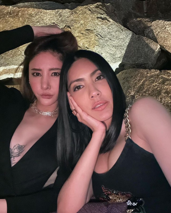 Manajer Tangmo yang ada di foto ini memang menjadi salah satu orang yang dicurigai. Ia pun diperbincangkan karena mengatakan, Jika temanku meninggal, aku juga kehilangan sumber penghasilan. Kamu harus mengerti sebagai pembelaannya dalam konferensi pers.Foto: Instagram @melonp.official