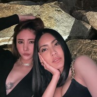 Manajer Tangmo yang ada di foto ini memang menjadi salah satu orang yang dicurigai. Ia pun diperbincangkan karena mengatakan, Jika temanku meninggal, aku juga kehilangan sumber penghasilan. Kamu harus mengerti sebagai pembelaannya dalam konferensi pers.Foto: Instagram @melonp.official