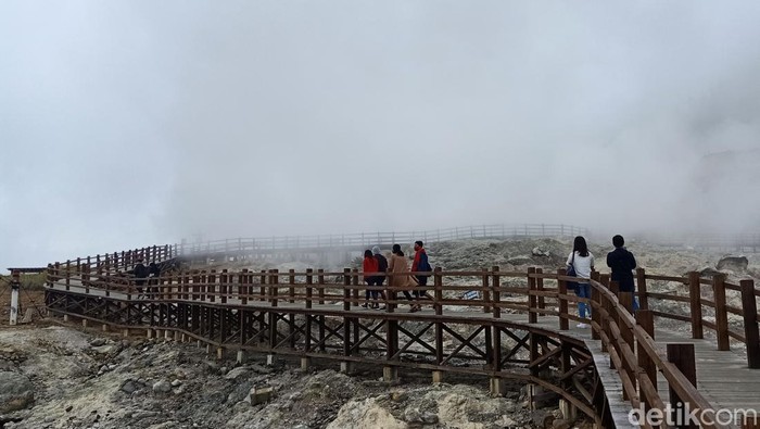 Objek wisata Kawah Sikidang, Dieng.