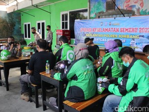 Ojol di Jombang Bagi Stiker Kampanyekan Keselamatan Lalin