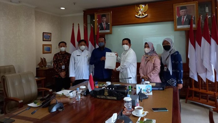 Ombudsman Banten menyerahkan hasil penelitian kepatuhan standar pelayanan publik Kota Tangerang.