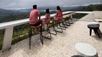 Di sepanjang jalan, banyak titik view yang ditemui, salah satunya di Point Desa Pinggan. Kendaraan, baik mobil atau sepeda motor,  tinggal diparkir di tepi jalan, dan.. cekrek!! Momen sunrise terabadikan. (Andi Saputra/detikcom)