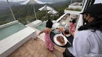 Di samping itu, menu di Paperhills Cafe yang cukup komplit dengan harga yang terjangkau juga menjadi sebuah daya tarik tersendiri. Tersedia beragam menu seperti aneka snack, makanan berat hingga aneka menu minuman coffee non coffee dan lainnya. Harga menu Paperhills Cafe mulai Rp 5.000 hingga Rp 79.000. (Andi Saputra/detikcom)