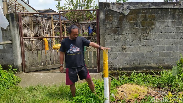 Patok yang dipasang di lahan calon jalur tol Jogja-Bawen yang melintas di Magelang.