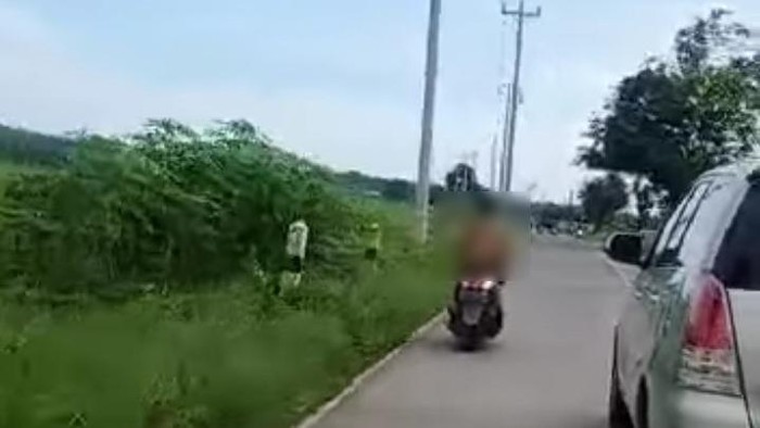 Pemotor wanita viral pakai bra dan celana pendek di Pemalang